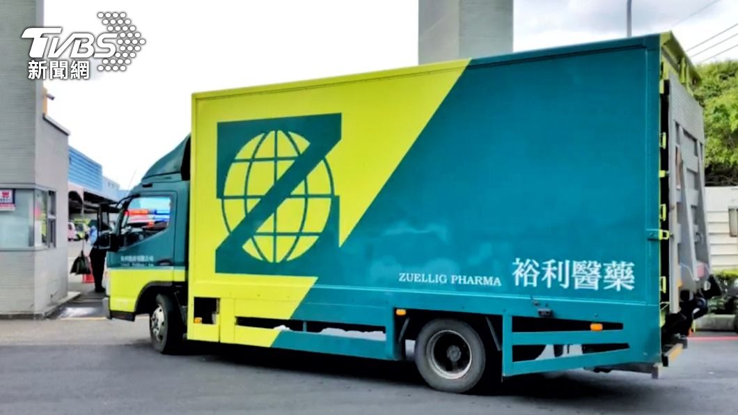 警車開道護送下運送至醫藥物流冷鏈倉儲存放。（圖／中央社）