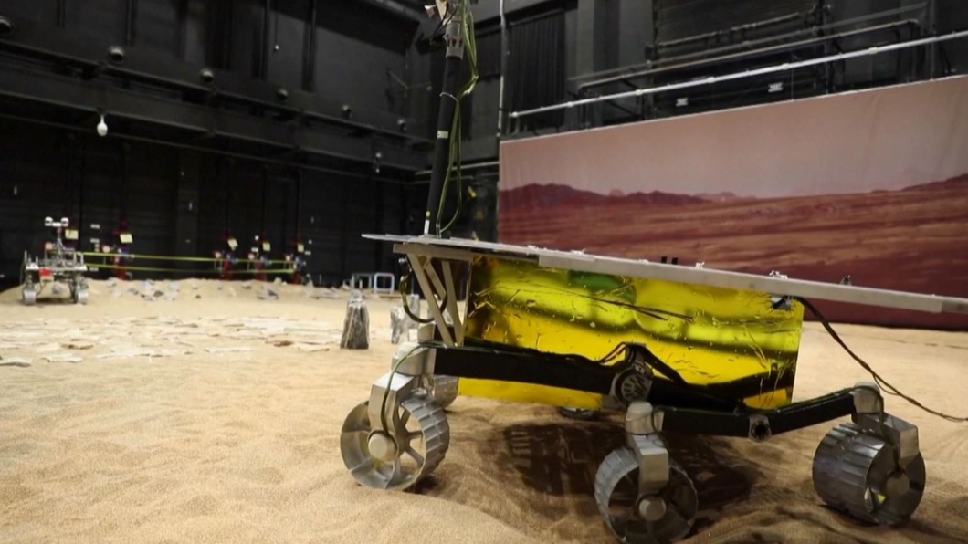「祝融號」的輪子可以360度旋轉,提升火星車跨越障礙與坑洞的能力(圖/翻攝自CCTV)