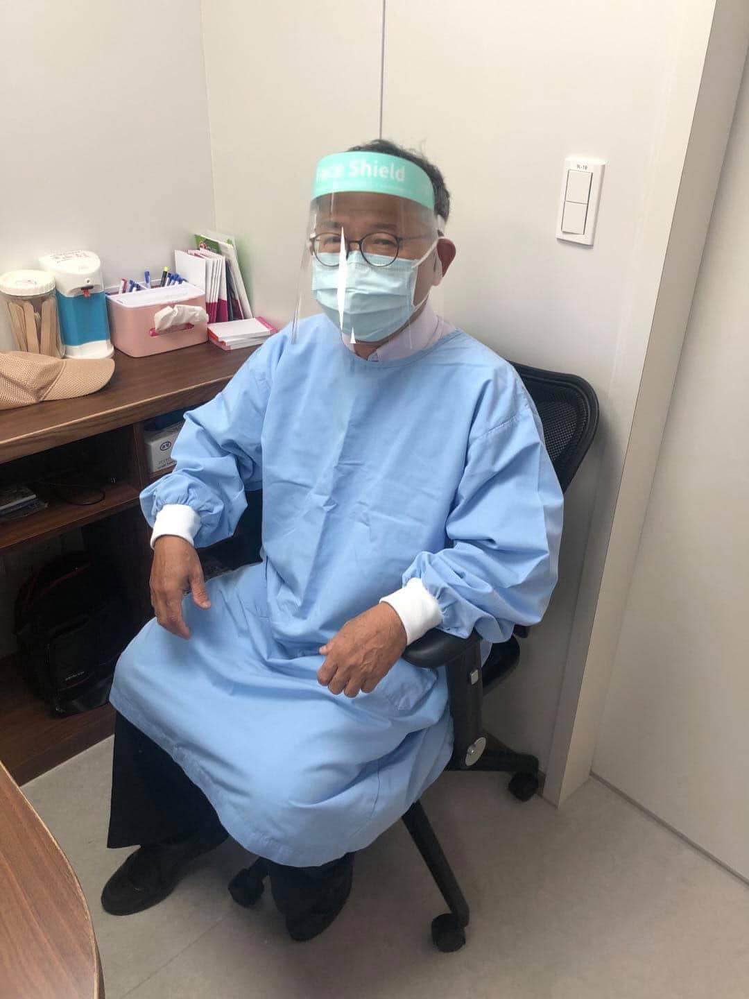 炎亞綸爸爸為台大醫生。(圖/翻攝自炎亞綸Facebook)