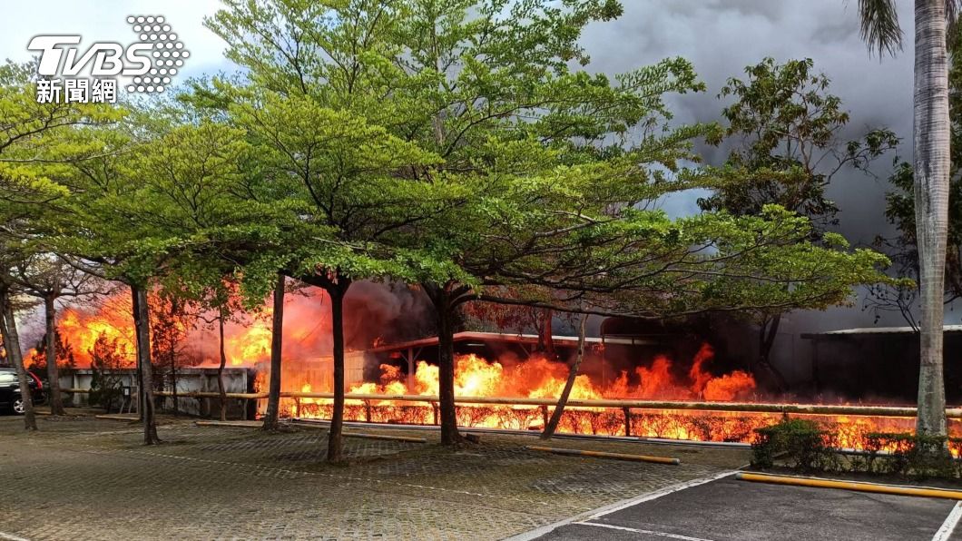 台南市生達製藥子公司發生火警，現場疑有多種化學物質，火勢猛烈。（圖／中央社）