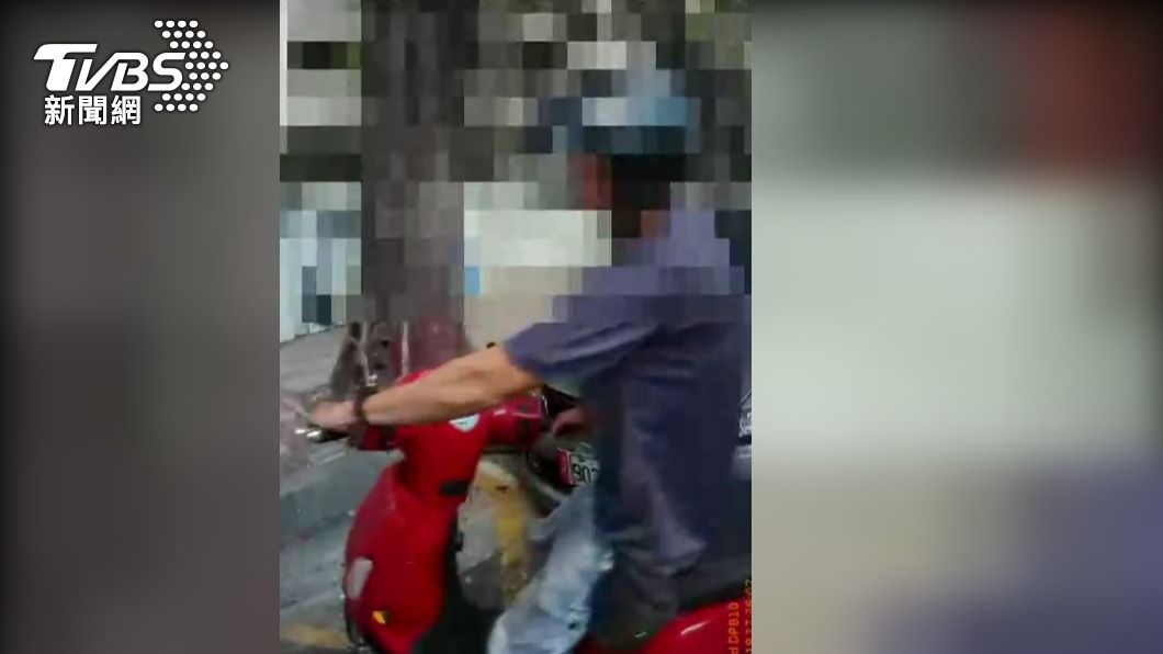 民眾騎車未戴口罩遭開單。(圖/TVBS)