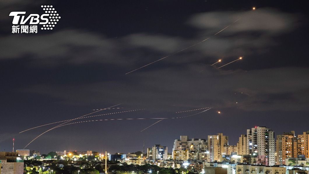 以色列採用「鐵穹」反飛彈系統攔截來自哈瑪斯的火箭砲攻擊。(圖/達志影像路透社)