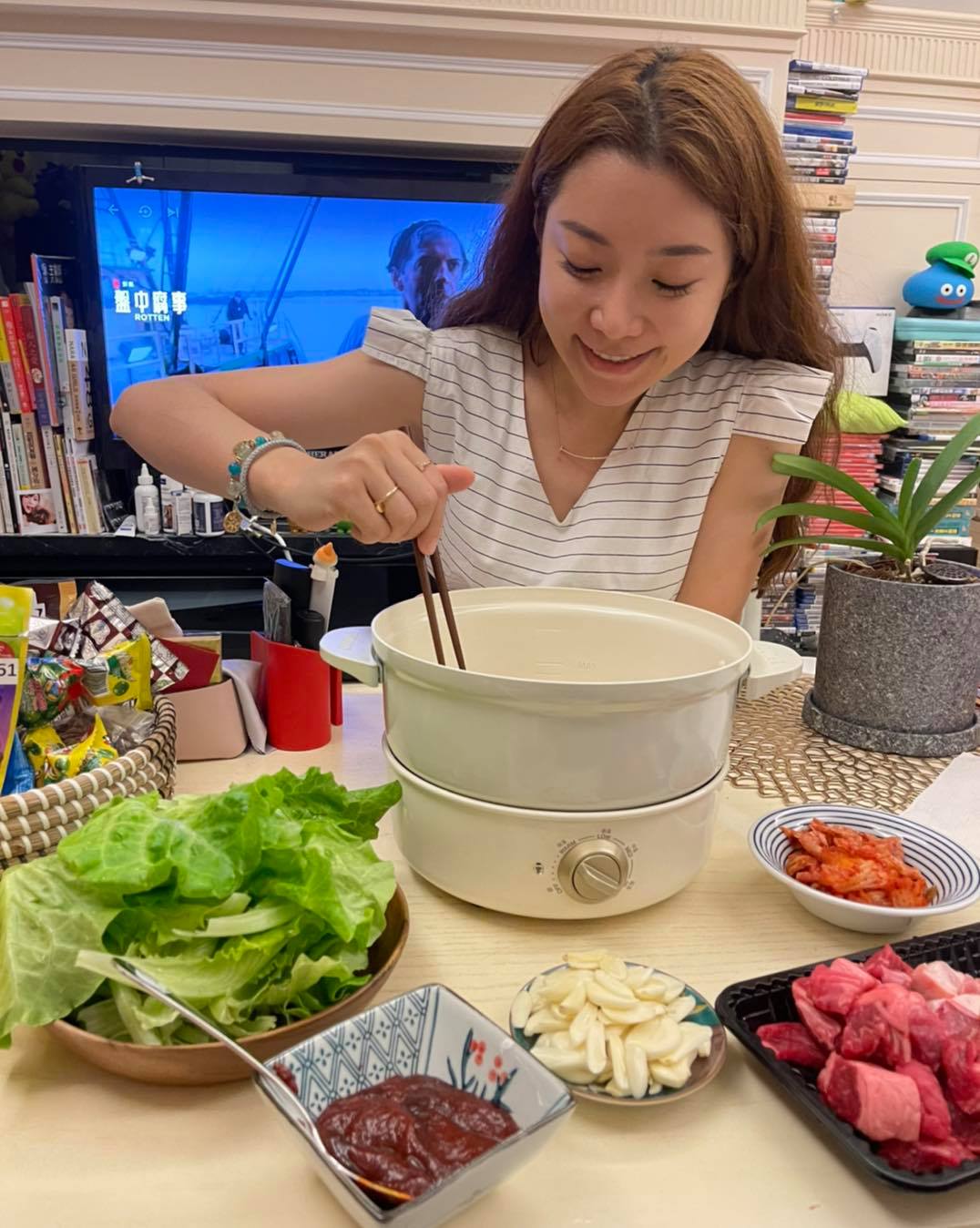 納豆女友依依趁疫情精進廚藝。(圖/翻攝自納豆臉書)