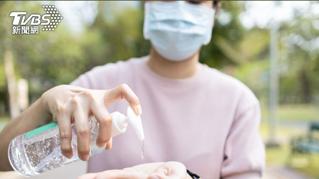 疫情期間,民眾出門須戴口罩。(示意圖/Shutterstock達志影像)
