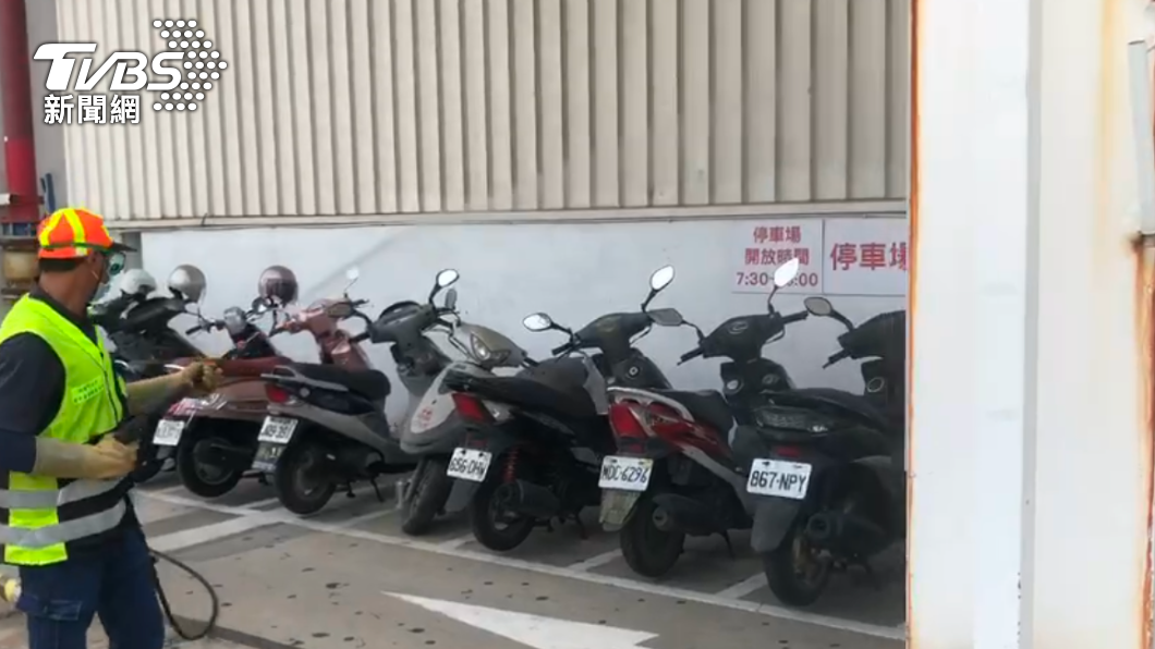 桃園市賣場進行消毒。(圖/TVBS)