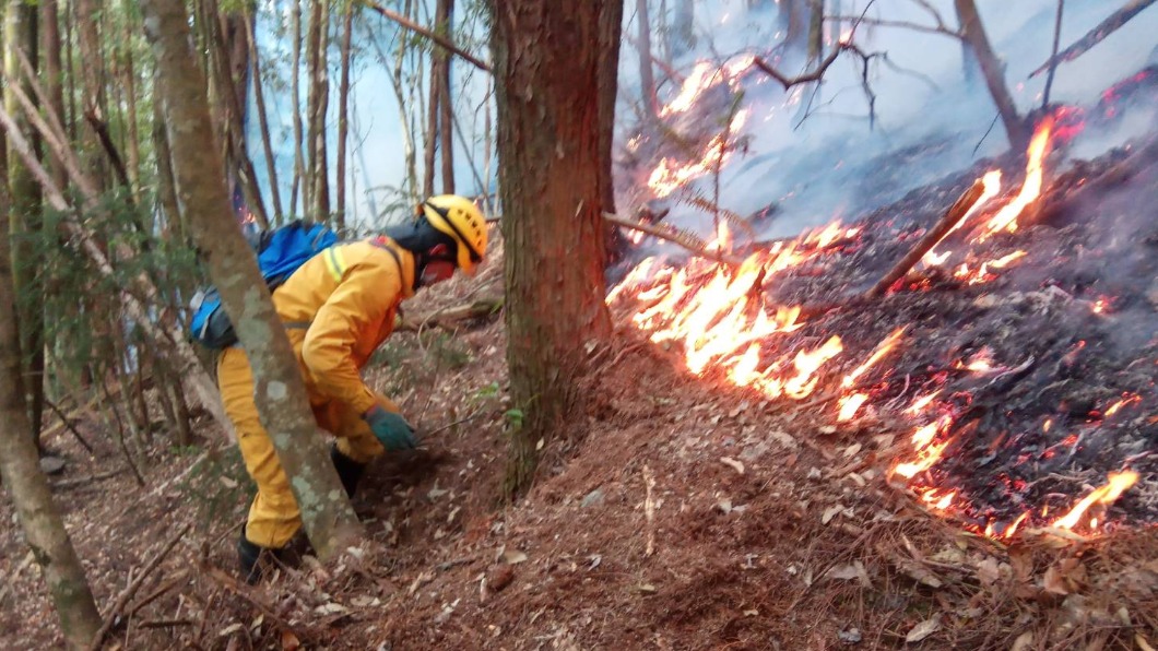馬崙山大火燒兩天 東勢林管處71人投入滅火空勤馳援