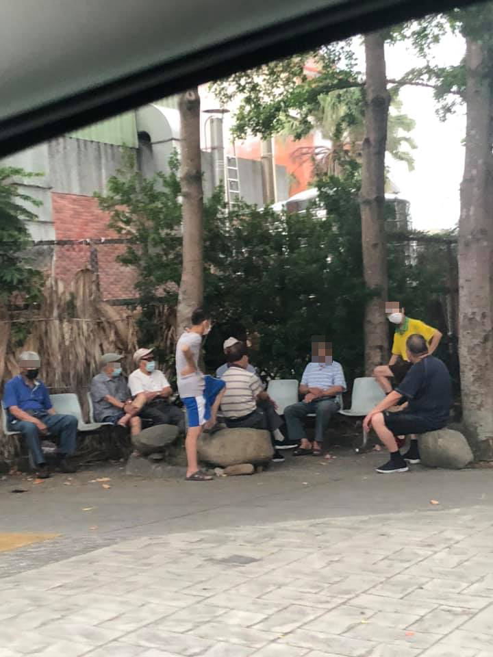 原PO看到一群長輩在公園群聚聊天。(圖/翻攝自路上觀察學院)