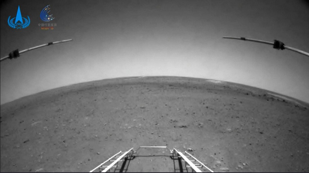 圖/「祝融號」火星車分別從避障相機和導航相機拍攝火星照片,翻攝自CCTV