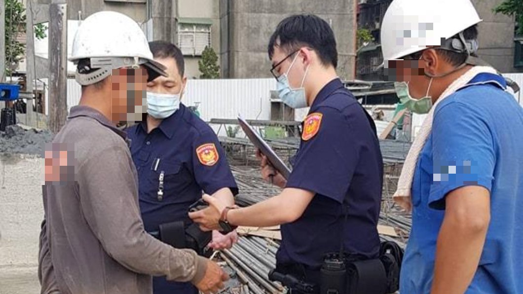 工人脫口罩抽菸「警進工地開單」 現場照曝光掀論戰