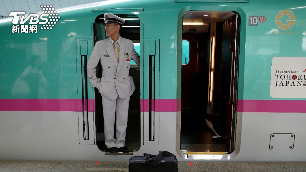 新幹線駕駛進站後查看列車前後安全。(示意圖/達志影像路透社)