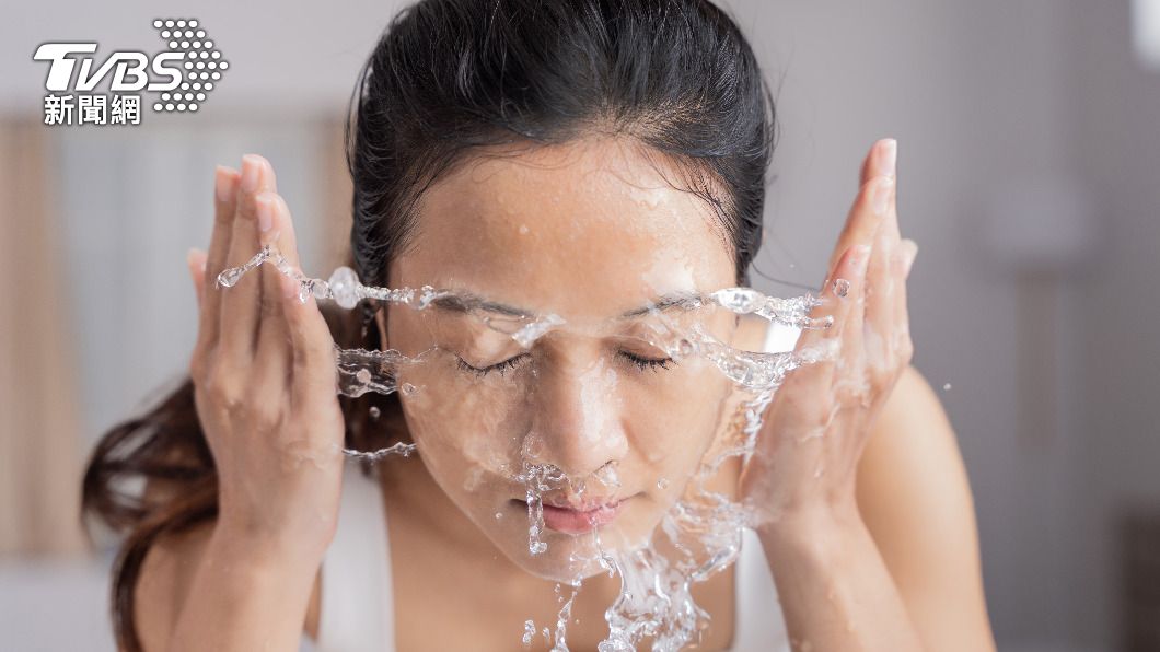 鹽加水的揉搓只能去表面死皮，對深層黑頭無效。（示意圖／shutterstock達志影像）