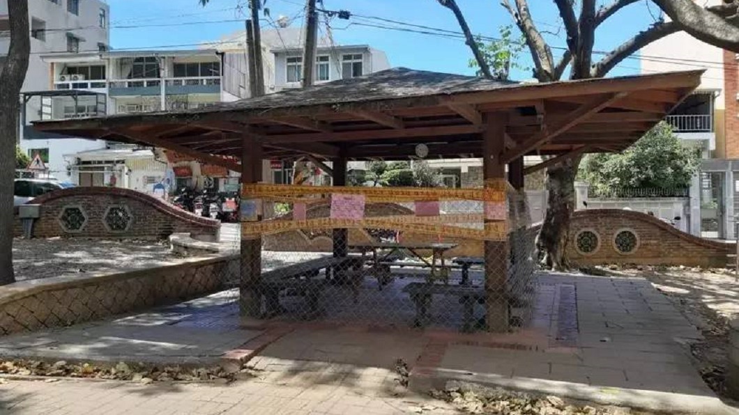 長輩群聚公園講不聽！市府開大絕「鐵網封印涼亭」網讚爆
