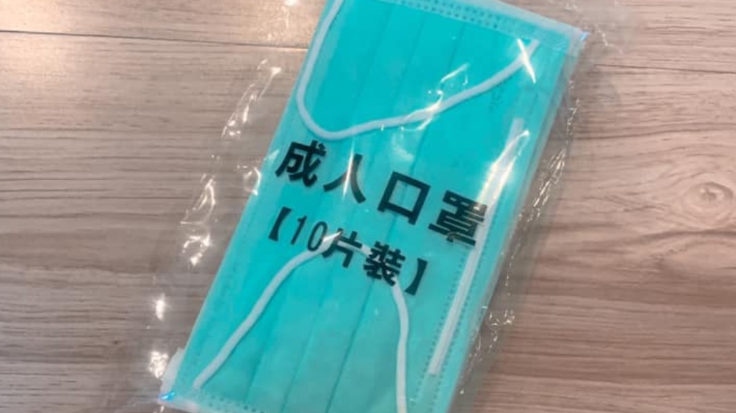 同事見狀後趕緊送給阿伯一包口罩。(圖/翻攝自「爆料公社公開版」)