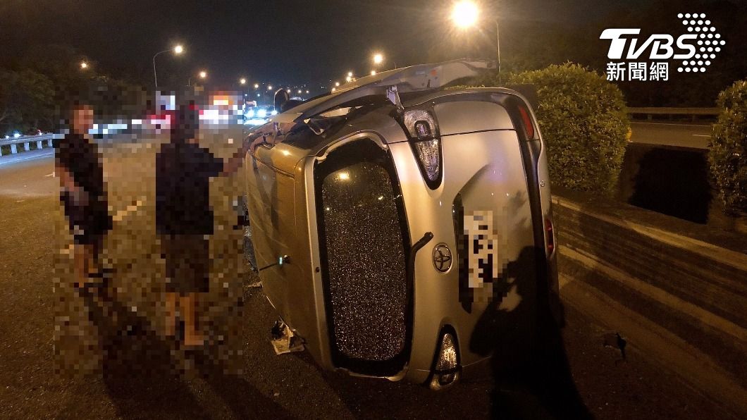 車輛噴飛摔在國道上等待救援。(圖/TVBS)