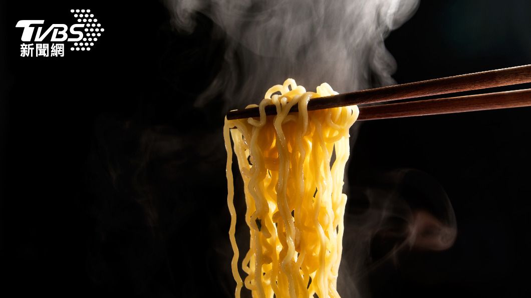 防疫在家也不要攝取太多泡麵。(示意圖/shutterstock達志影像)