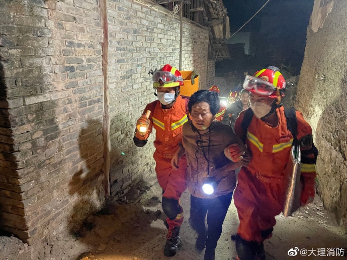 雲南省漾濞縣21日晚間發生規模6.4地震,消防人員協助民眾疏散。(圖/取自大理消防微博)