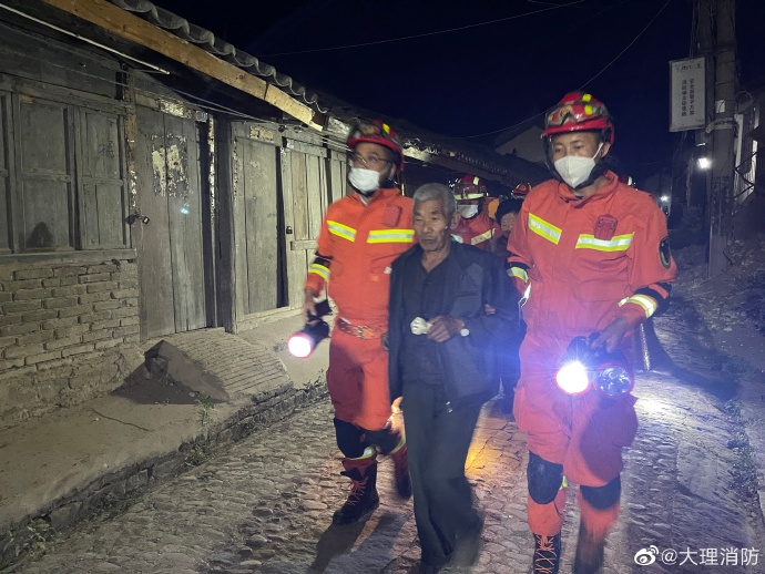 雲南省漾濞縣21日晚間發生規模6.4地震,消防人員協助民眾疏散。(圖/取自大理消防微博)