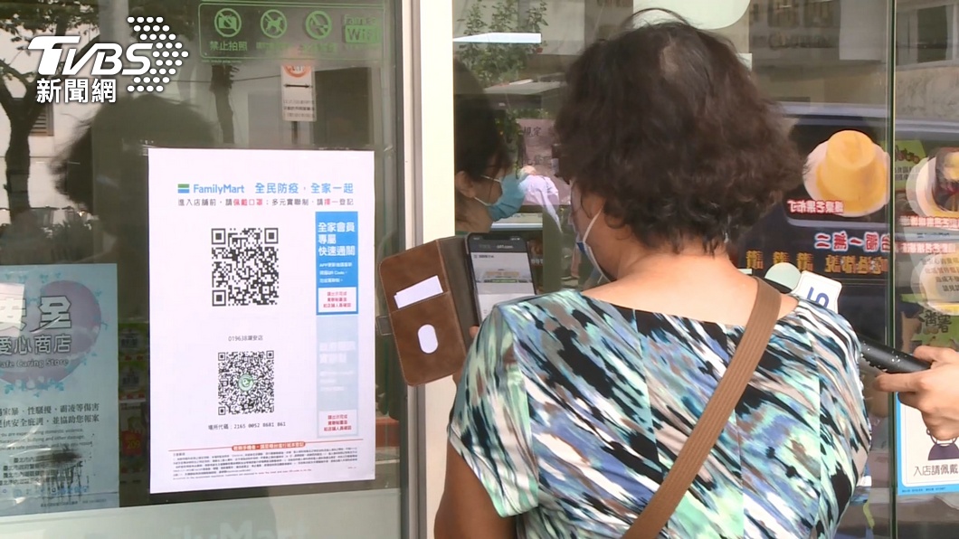 唐鳳開發的「簡訊實聯制」,現在各大超商等場所皆有使用。(示意圖/TVBS)