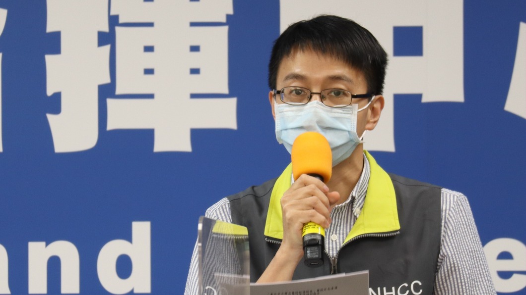 指揮中心醫療應變組副組長羅一鈞表示,目前雙北病患最多病房調度確實吃緊,專責病房剩下255張空床、負壓隔離病房只有38間。(圖/指揮中心提供)