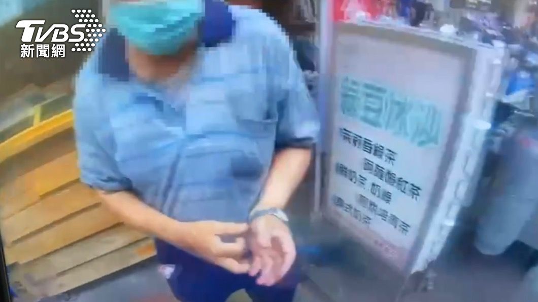 盧姓男子假裝配合卻推打員警。（圖／TVBS）