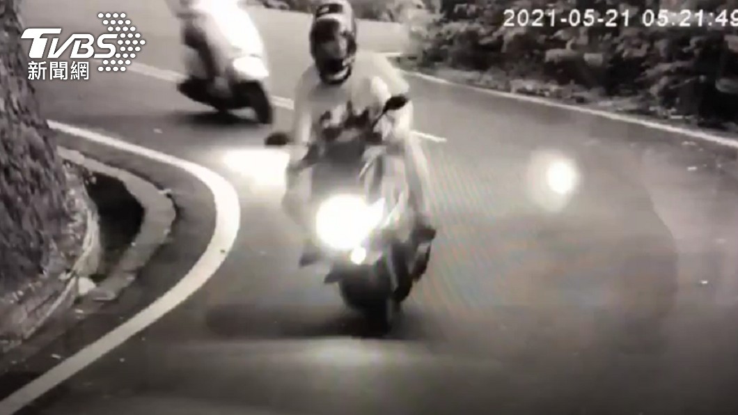 7名年輕人騎車到忠烈祠停車場,並在觀景平台群聚吃早餐。(圖/TVBS)