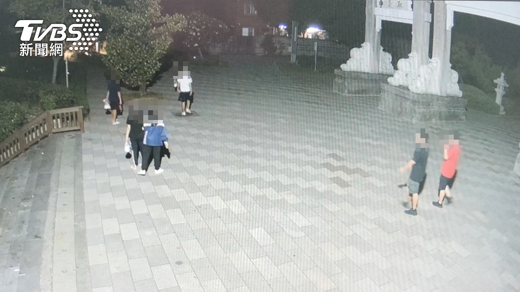 7人無視防疫規定硬闖觀景台。(圖/TVBS)