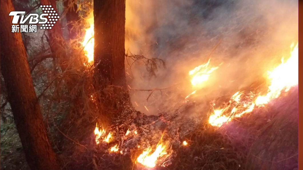 馬崙山大火難滅 直升機吊掛水囊 護管員艱辛揹水救森林
