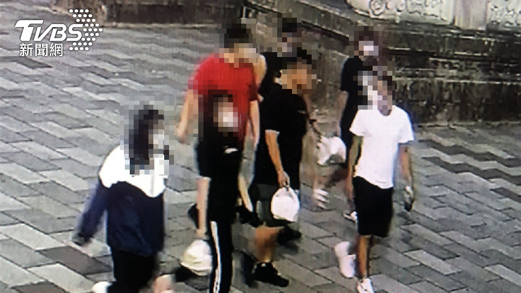 無視封鎖線!7男女硬闖觀景台 脫罩群聚爽吃早餐