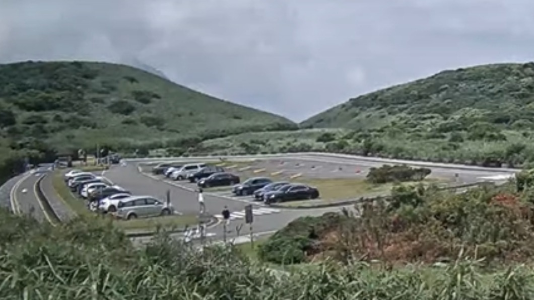 小油坑停車場停滿2排遊客車輛。（圖／翻攝自小油坑停車場即時影像）