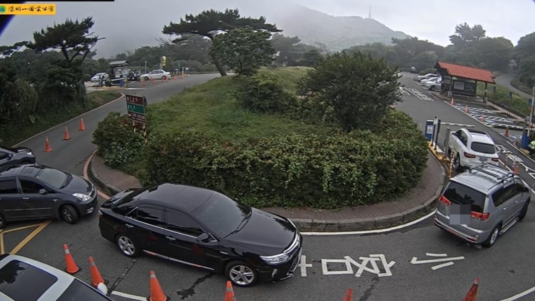 二子坪停車場在22日出現許多車輛排隊入場。(圖/翻攝自二子坪停車場即時影像)