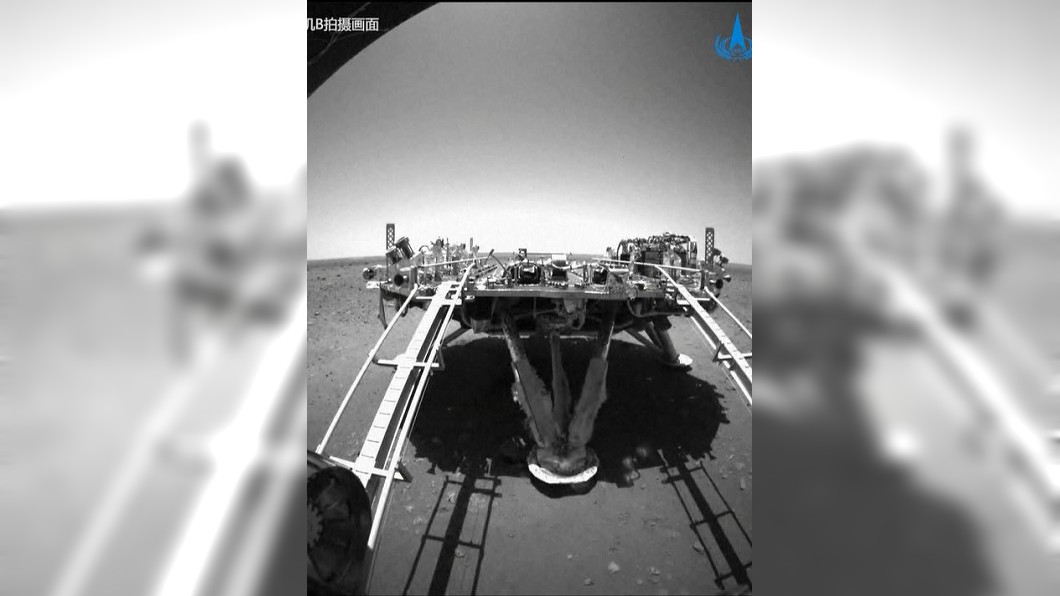 「祝融號」後避障相機拍攝駛離登陸平台連續畫面(圖/翻攝自CCTV)
