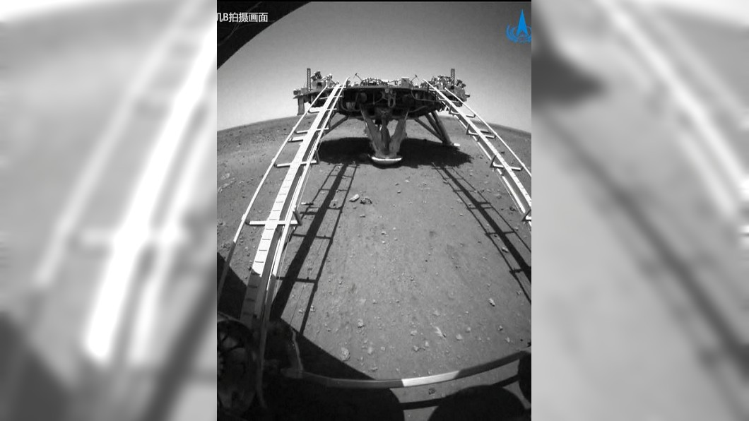 「祝融號」後避障相機拍攝駛離登陸平台連續畫面(圖/翻攝自CCTV)