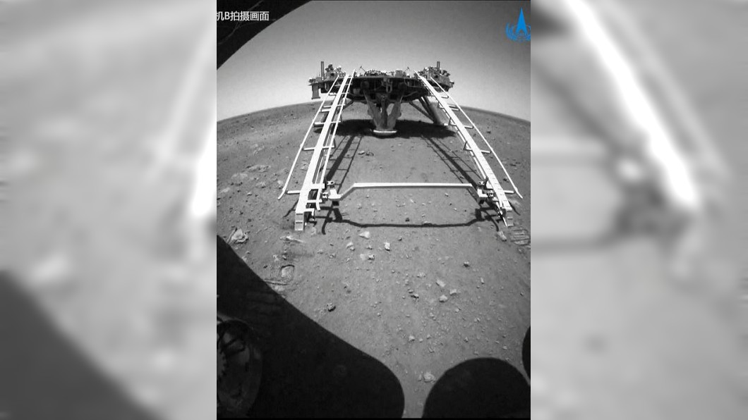 「祝融號」進入火星表面,正式展開火星巡視探測任務(圖/翻攝自CCTV)