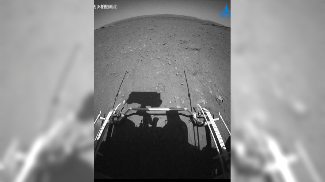 「祝融號」在著陸導軌上緩緩駛進火星表面(圖/翻攝自CCTV)