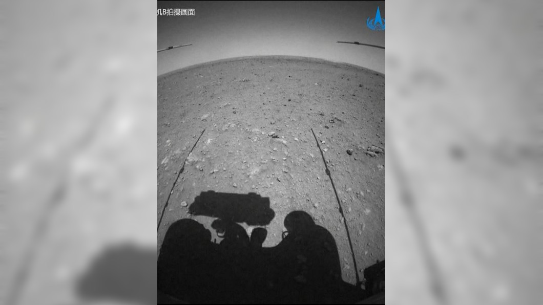 「祝融號」登上火星表面,展開火星巡視探測任務(圖/翻攝自CCTV)