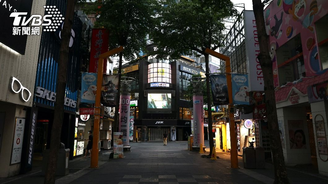 本土確診暴增後,西門町店家均暫時關閉。(圖/達志影像路透社)