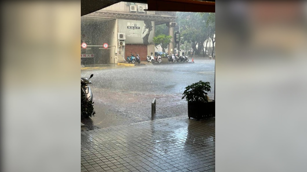港都天降甘霖民眾興奮歡呼！　氣象局：週五雨勢將更明顯