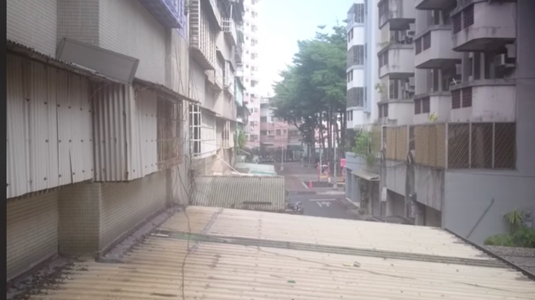 許多民眾紛紛拿手機將降雨畫面錄下。(圖/翻攝自臉書高雄大小事)
