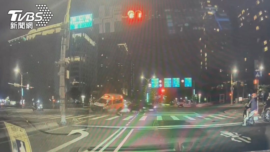 關車窗放音樂!土耳其男未聽見警示 路口猛力撞擊救護車