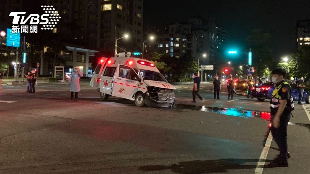 救護車車頭嚴重變形。(圖/TVBS)