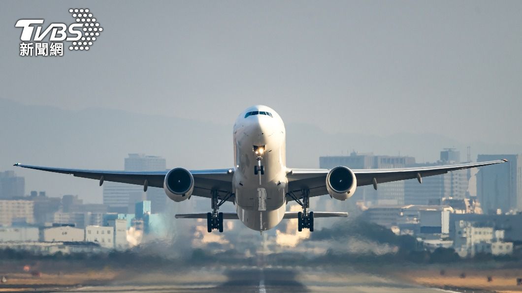 地勤耳機線斷掉!「蹲下撿文件」遭飛機輾壓 當場慘死