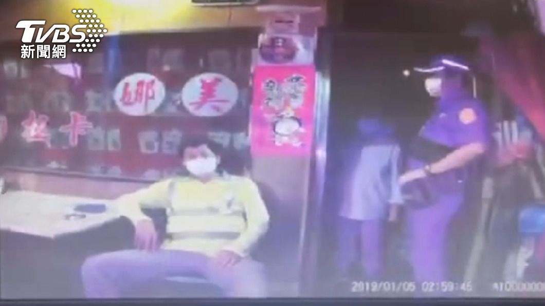 警方當場通報並開罰。（圖／TVBS）