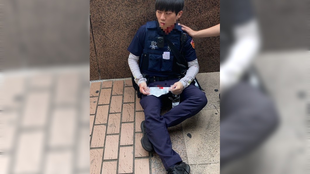 余姓通緝犯揮刀反抗,導致2名警員受傷送醫。(圖/TVBS)