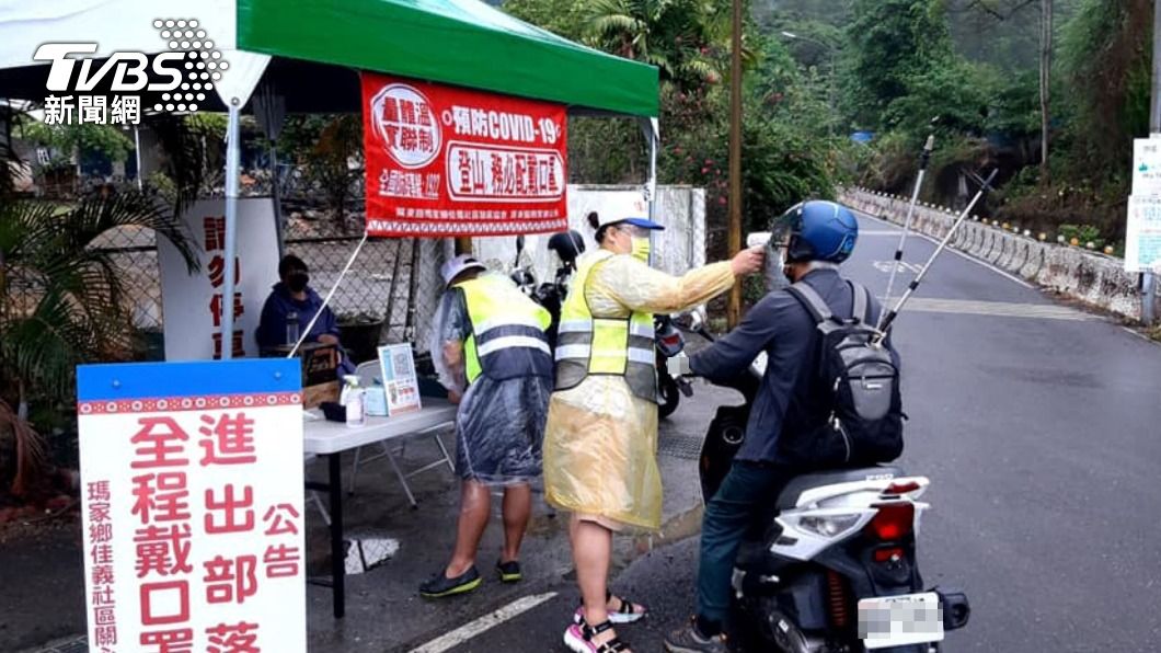 部落成立防疫組織把關路口。(圖/中央社)