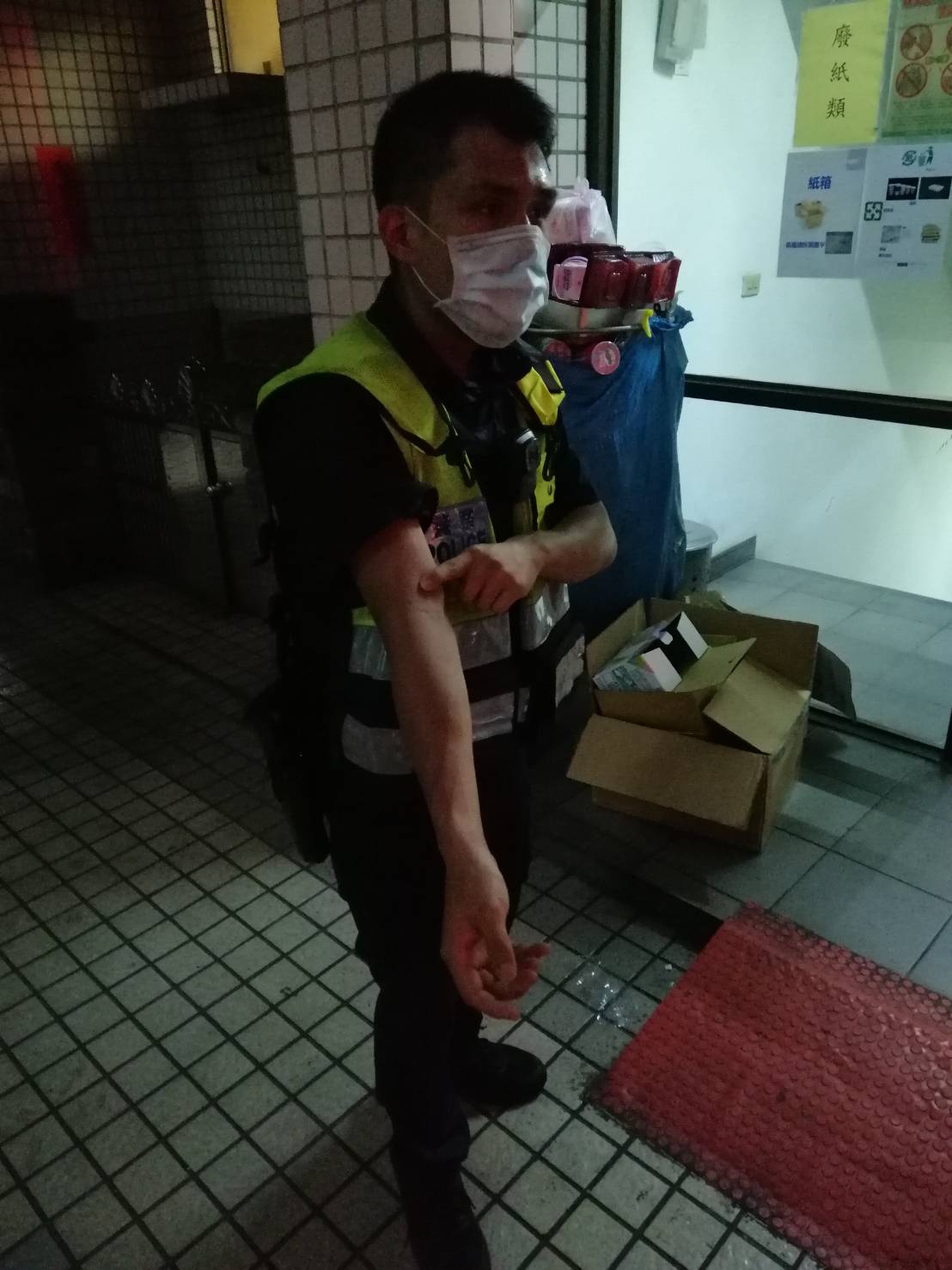 員警手臂遭指甲刮傷。（圖／TVBS）