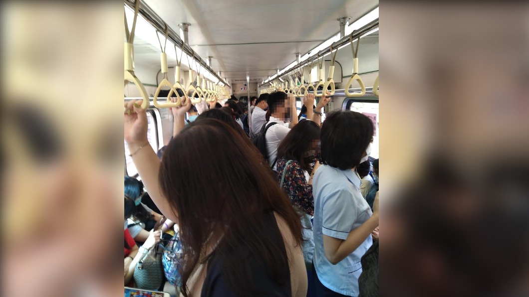 台鐵減班!乘客變相群聚 鄉民PO現況嚇壞大家