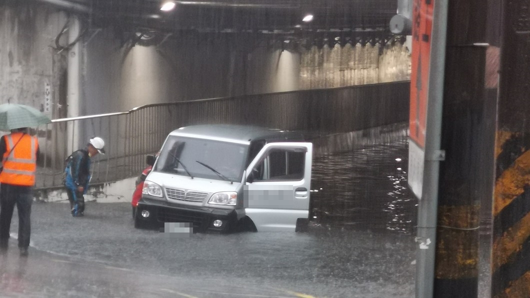 新北一級警戒大淹水!貨車「輪胎消失卡路中」災情狂回報