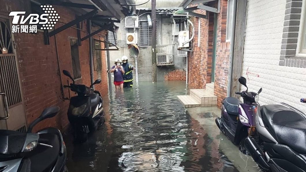 北市午後局部強降雨 內湖一度水淹及膝