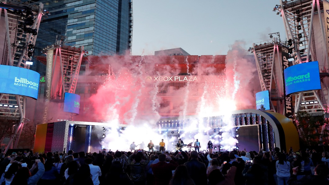 告示牌音樂大獎.不再線上！重回LIVE陣容