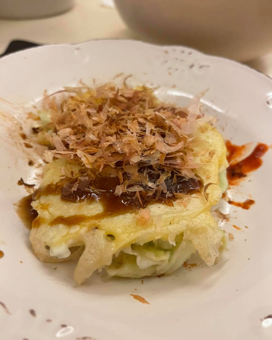 依依親自製作大阪燒。(圖/翻攝自納豆臉書)